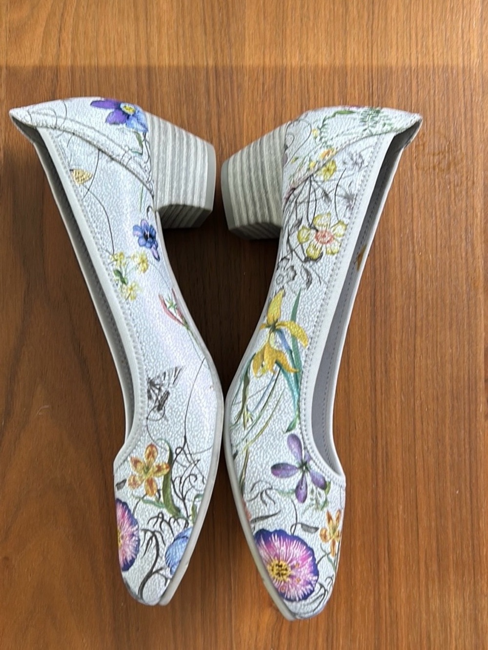 Gray floral pumps - Picture 4 of 10